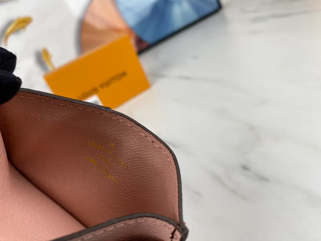 💰90💰M60166👏👏The Neo card holder made of Monogram Macassar canvas is the first choice for carrying important cards. Cowhide leather trim makes the classic Louis Vuitton pattern even more eye-catching. Dimensions: 11.0 x 7.0 x 0.6 cm