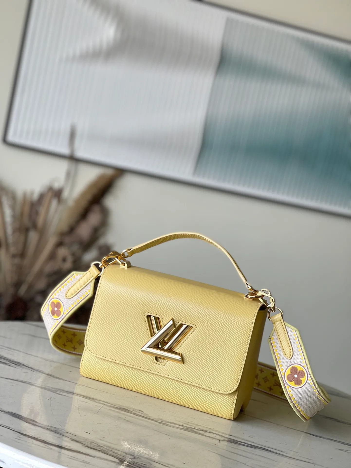 💰1160 (first-grain leather) top original order M22038 This medium-sized Twist handbag is equipped with an embroidered fabric shoulder strap, so that the pocket version of the classic Monogram flower and traditional Monogram pattern is decorated on two sides, supplemented by an Epi grain leather body, bringing out the midsummer wind of the season with the style of the 1970s. Cut wide for cross-body wear. Dimensions: 23 x 17 x 9.5 cm