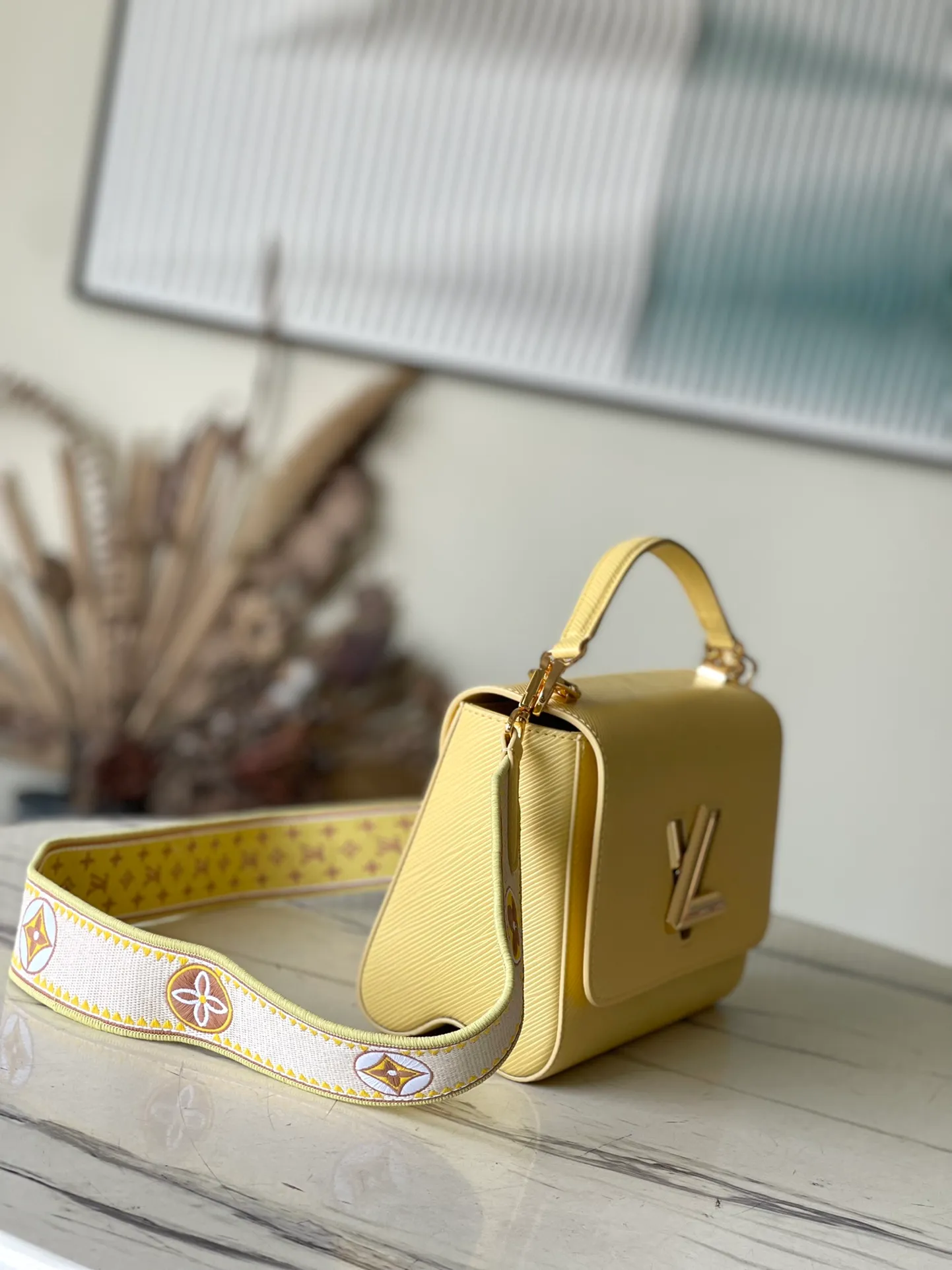 💰1160 (first-grain leather) top original order M22038 This medium-sized Twist handbag is equipped with an embroidered fabric shoulder strap, so that the pocket version of the classic Monogram flower and traditional Monogram pattern is decorated on two sides, supplemented by an Epi grain leather body, bringing out the midsummer wind of the season with the style of the 1970s. Cut wide for cross-body wear. Dimensions: 23 x 17 x 9.5 cm