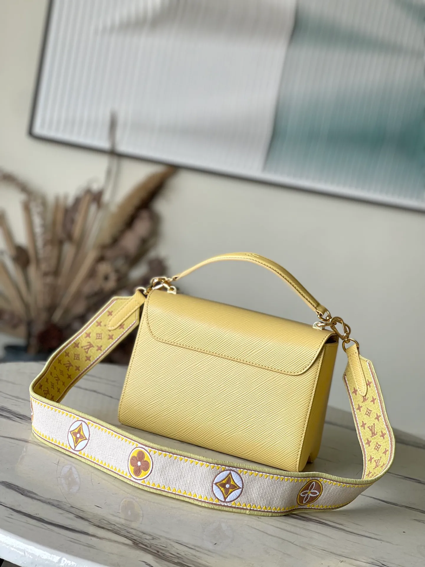 💰1160 (first-grain leather) top original order M22038 This medium-sized Twist handbag is equipped with an embroidered fabric shoulder strap, so that the pocket version of the classic Monogram flower and traditional Monogram pattern is decorated on two sides, supplemented by an Epi grain leather body, bringing out the midsummer wind of the season with the style of the 1970s. Cut wide for cross-body wear. Dimensions: 23 x 17 x 9.5 cm