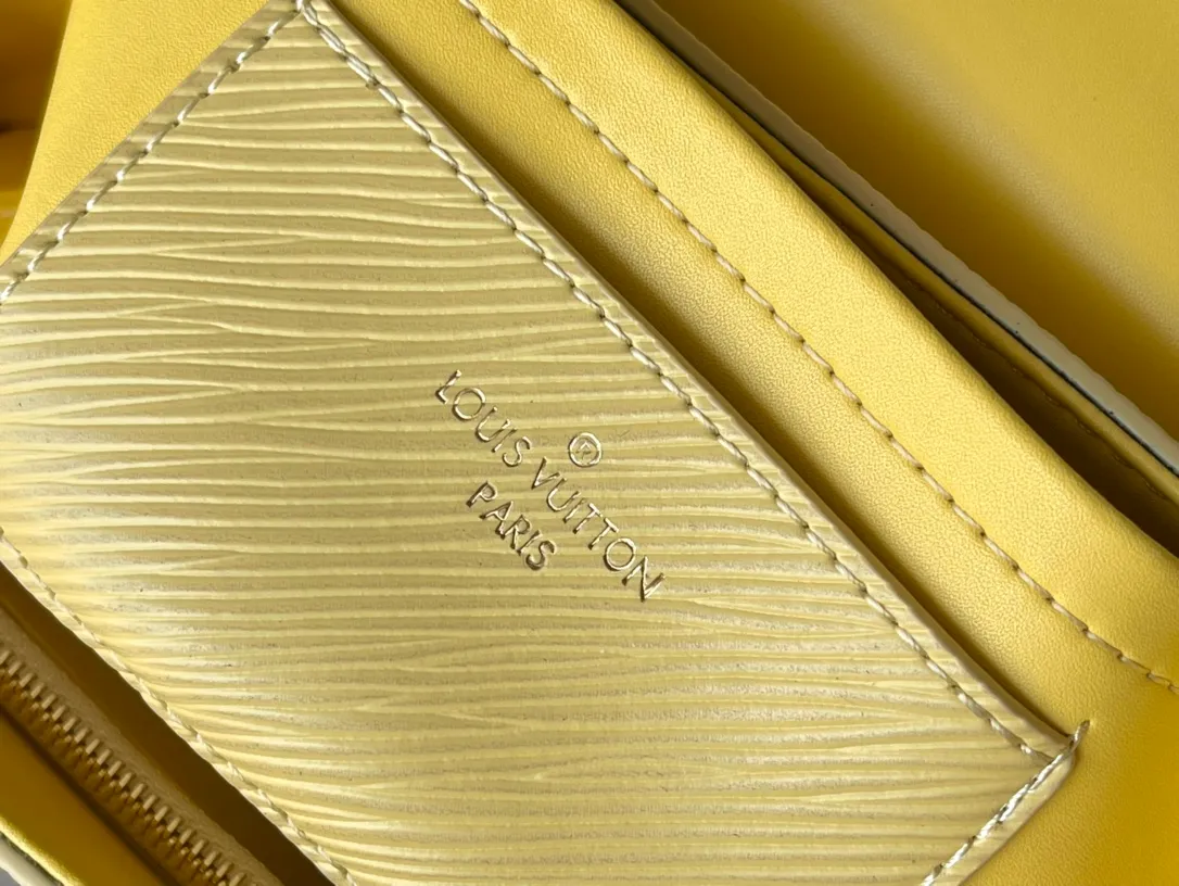 💰1160 (first-grain leather) top original order M22038 This medium-sized Twist handbag is equipped with an embroidered fabric shoulder strap, so that the pocket version of the classic Monogram flower and traditional Monogram pattern is decorated on two sides, supplemented by an Epi grain leather body, bringing out the midsummer wind of the season with the style of the 1970s. Cut wide for cross-body wear. Dimensions: 23 x 17 x 9.5 cm