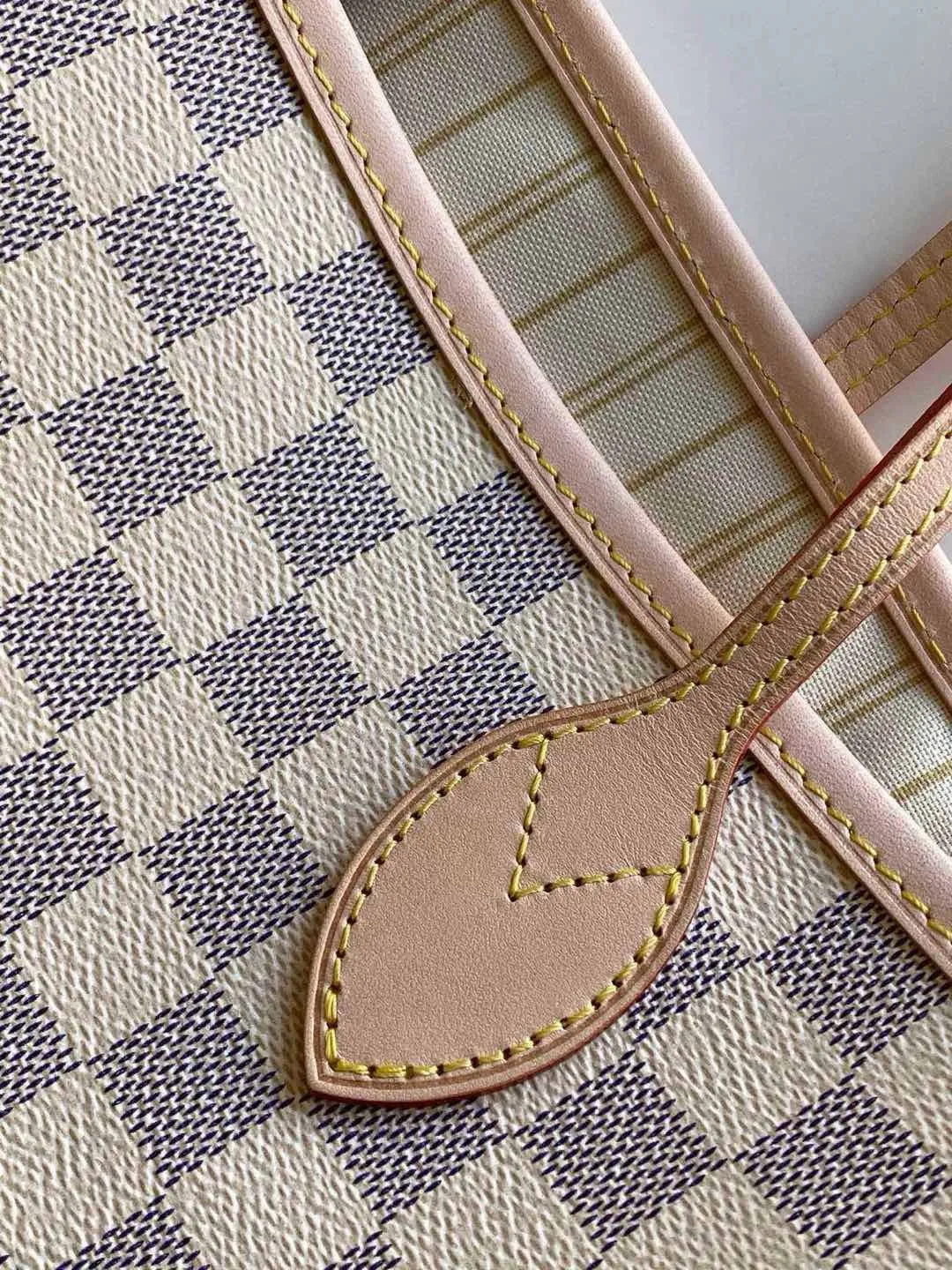 💰760 (Medium Steel Nail) Top Original N41361 NEVERFULL Medium Handbag The legendary Neverfull handbag: always able to meet your various needs for handbags. It has a large capacity but is not bulky. It is stiff and soft to the touch, making it suitable for home and travel. Tighten the side ties and it instantly transforms into a stylish urban handbag. Loosen the straps and it transforms into a chic and practical handbag. The slender leather handle can be carried over the shoulder or between the arms. The model shown here is made of Damier Azur canvas. Detailed Features 31 x 28 x 14 cm (Length x Height x Width) Bag interior redesigned with vintage details inspired by the Louis Vuitton archives - Fabric-lined interior pocket Removable zip clutch with matching interior Natural cowhide leather trim Shiny gold-tone brass hardware Handles: Double handle