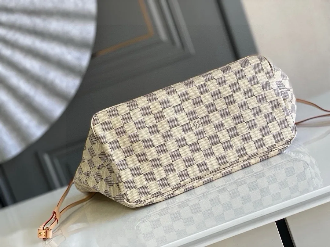 💰760 (Medium Steel Nail) Top Original N41361 NEVERFULL Medium Handbag The legendary Neverfull handbag: always able to meet your various needs for handbags. It has a large capacity but is not bulky. It is stiff and soft to the touch, making it suitable for home and travel. Tighten the side ties and it instantly transforms into a stylish urban handbag. Loosen the straps and it transforms into a chic and practical handbag. The slender leather handle can be carried over the shoulder or between the arms. The model shown here is made of Damier Azur canvas. Detailed Features 31 x 28 x 14 cm (Length x Height x Width) Bag interior redesigned with vintage details inspired by the Louis Vuitton archives - Fabric-lined interior pocket Removable zip clutch with matching interior Natural cowhide leather trim Shiny gold-tone brass hardware Handles: Double handle