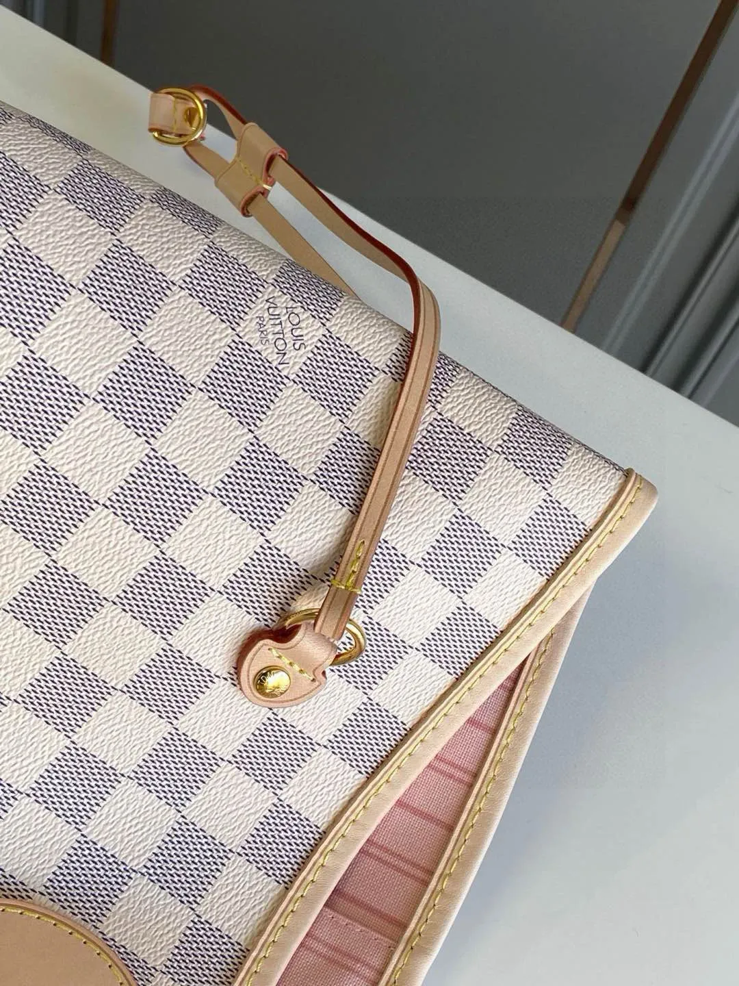 💰800 (large steel nails) top original N41604 NEVERFULL large handbag The legendary Neverfull handbag: always able to meet your various needs for handbags. It has a large capacity but is not bulky. It is stiff and soft to the touch, making it suitable for home and travel. Tighten the side ties and it instantly transforms into a stylish urban handbag. Loosen the straps and it transforms into a chic and practical handbag. The slender leather handle can be carried over the shoulder or between the arms. The model shown here is made of Damier Azur canvas.  39 cm