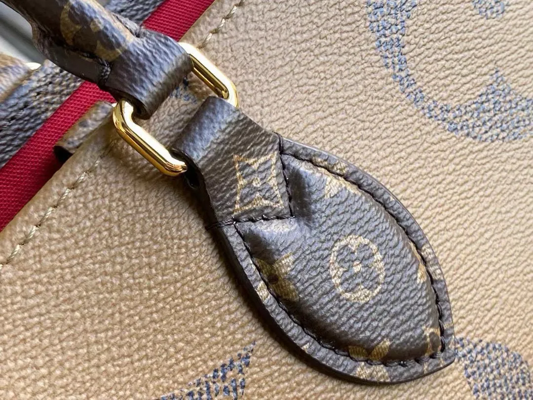 💰800 (Flower Shoulder Strap) Top Original M44576 Presbyopia Long Shoulder Strap Onthego handbag is eye-catching and charming against the backdrop of Monogram Giant canvas. The sides and handles are decorated with Monogram Reverse patterns. You can see the changes in color and texture in similar fashions. The large size has plenty of room inside, and with the shoulder strap and Toron handle, you can go about your daily life as you please. Dimensions: 41 x 34 x 19 cm