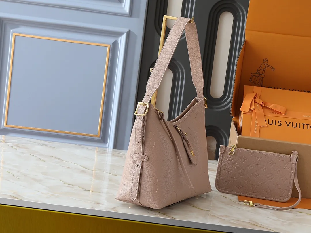 💰240💰Upgraded from the original M24141 M46288 M46293 M46277 M46298 M46203 CarryAll small handbag is made of Mono gram Empreinte embossed leather. It has a generous structure and a neat inner layer. The large inner bag adds functional elements. Comes with a Monogram embossed zipper clutch secured by a leather strap. A personal companion for urban life. Dimensions 29 x 24 x 12 cm (length x height x width)
