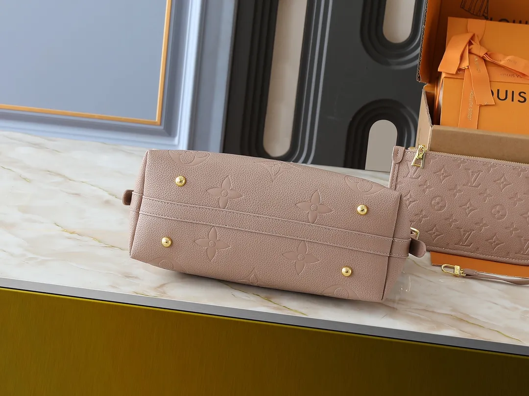 💰240💰Upgraded from the original M24141 M46288 M46293 M46277 M46298 M46203 CarryAll small handbag is made of Mono gram Empreinte embossed leather. It has a generous structure and a neat inner layer. The large inner bag adds functional elements. Comes with a Monogram embossed zipper clutch secured by a leather strap. A personal companion for urban life. Dimensions 29 x 24 x 12 cm (length x height x width)