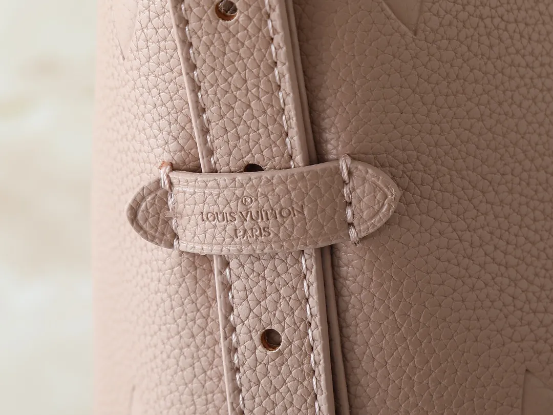 💰240💰Upgraded from the original M24141 M46288 M46293 M46277 M46298 M46203 CarryAll small handbag is made of Mono gram Empreinte embossed leather. It has a generous structure and a neat inner layer. The large inner bag adds functional elements. Comes with a Monogram embossed zipper clutch secured by a leather strap. A personal companion for urban life. Dimensions 29 x 24 x 12 cm (length x height x width)