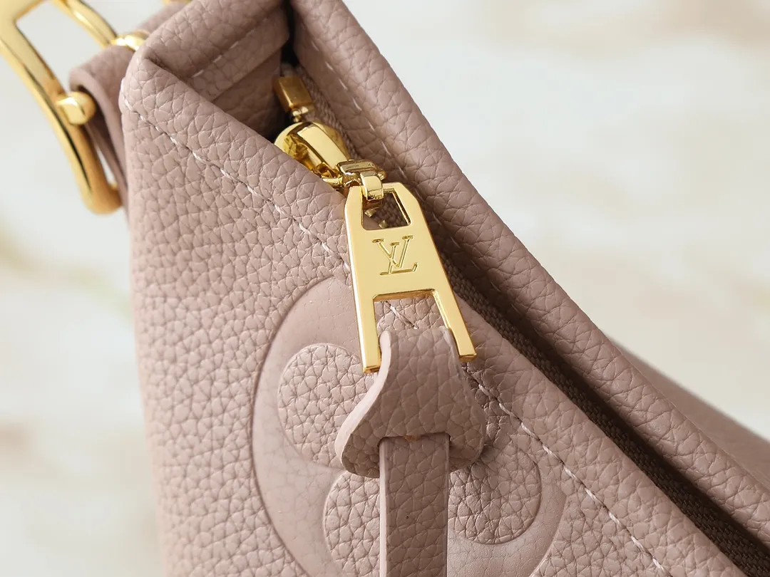 💰240💰Upgraded from the original M24141 M46288 M46293 M46277 M46298 M46203 CarryAll small handbag is made of Mono gram Empreinte embossed leather. It has a generous structure and a neat inner layer. The large inner bag adds functional elements. Comes with a Monogram embossed zipper clutch secured by a leather strap. A personal companion for urban life. Dimensions 29 x 24 x 12 cm (length x height x width)