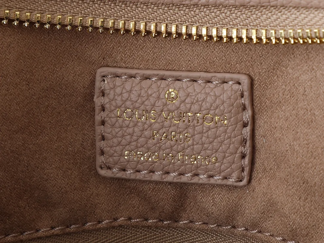 💰240💰Upgraded from the original M24141 M46288 M46293 M46277 M46298 M46203 CarryAll small handbag is made of Mono gram Empreinte embossed leather. It has a generous structure and a neat inner layer. The large inner bag adds functional elements. Comes with a Monogram embossed zipper clutch secured by a leather strap. A personal companion for urban life. Dimensions 29 x 24 x 12 cm (length x height x width)