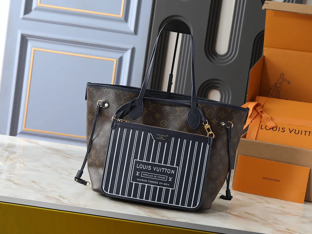 💰Large 130, Small 240💰Upgraded original version 🔥Double-sided available🔥M12061 M25665 M14994 M11946 M12099 M40995 The legendary neverfull medium handbag: always able to meet your various needs for handbags. It has a large capacity but is not bulky. It is stiff and soft to the touch, making it suitable for home and travel. Tighten the side ties and it instantly transforms into a stylish urban handbag. Loosen the straps and it transforms into a chic and practical handbag. The slender leather handle can be carried over the shoulder or between the arms. The model shown here is made of damier azur canvas. Size: large 31x28x14, small 25x16x10