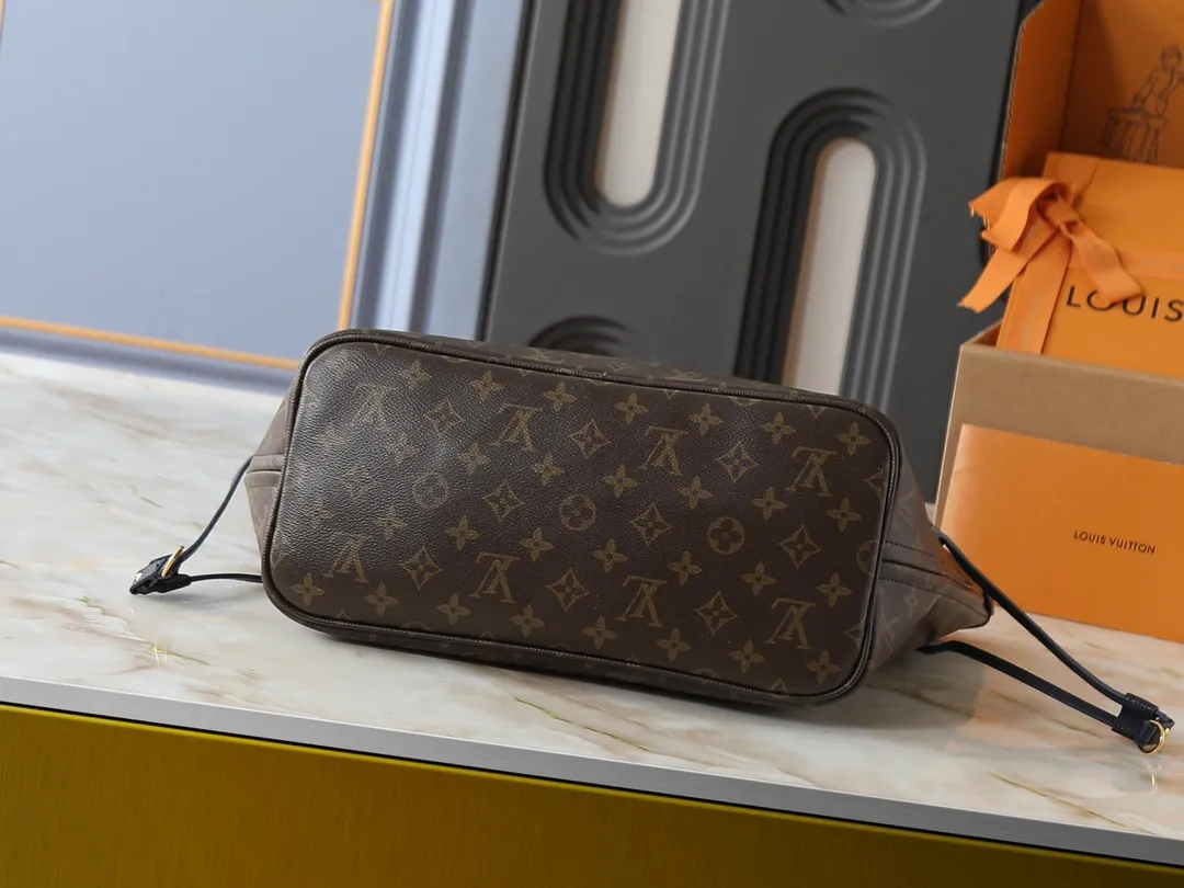 💰Large 130, Small 240💰Upgraded original version 🔥Double-sided available🔥M12061 M25665 M14994 M11946 M12099 M40995 The legendary neverfull medium handbag: always able to meet your various needs for handbags. It has a large capacity but is not bulky. It is stiff and soft to the touch, making it suitable for home and travel. Tighten the side ties and it instantly transforms into a stylish urban handbag. Loosen the straps and it transforms into a chic and practical handbag. The slender leather handle can be carried over the shoulder or between the arms. The model shown here is made of damier azur canvas. Size: large 31x28x14, small 25x16x10
