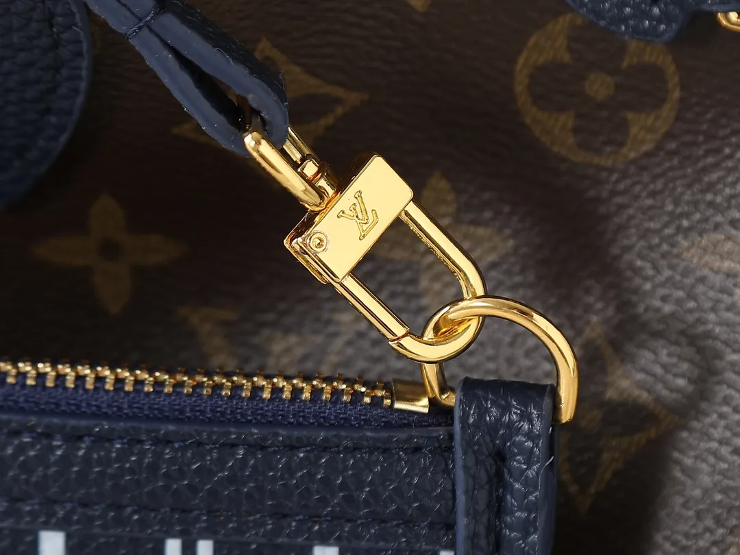 💰Large 130, Small 240💰Upgraded original version 🔥Double-sided available🔥M12061 M25665 M14994 M11946 M12099 M40995 The legendary neverfull medium handbag: always able to meet your various needs for handbags. It has a large capacity but is not bulky. It is stiff and soft to the touch, making it suitable for home and travel. Tighten the side ties and it instantly transforms into a stylish urban handbag. Loosen the straps and it transforms into a chic and practical handbag. The slender leather handle can be carried over the shoulder or between the arms. The model shown here is made of damier azur canvas. Size: large 31x28x14, small 25x16x10