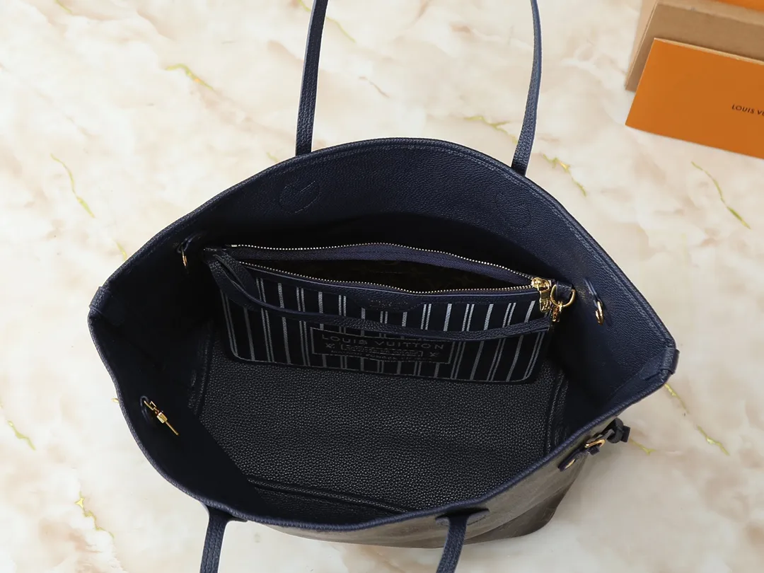 💰Large 130, Small 240💰Upgraded original version 🔥Double-sided available🔥M12061 M25665 M14994 M11946 M12099 M40995 The legendary neverfull medium handbag: always able to meet your various needs for handbags. It has a large capacity but is not bulky. It is stiff and soft to the touch, making it suitable for home and travel. Tighten the side ties and it instantly transforms into a stylish urban handbag. Loosen the straps and it transforms into a chic and practical handbag. The slender leather handle can be carried over the shoulder or between the arms. The model shown here is made of damier azur canvas. Size: large 31x28x14, small 25x16x10