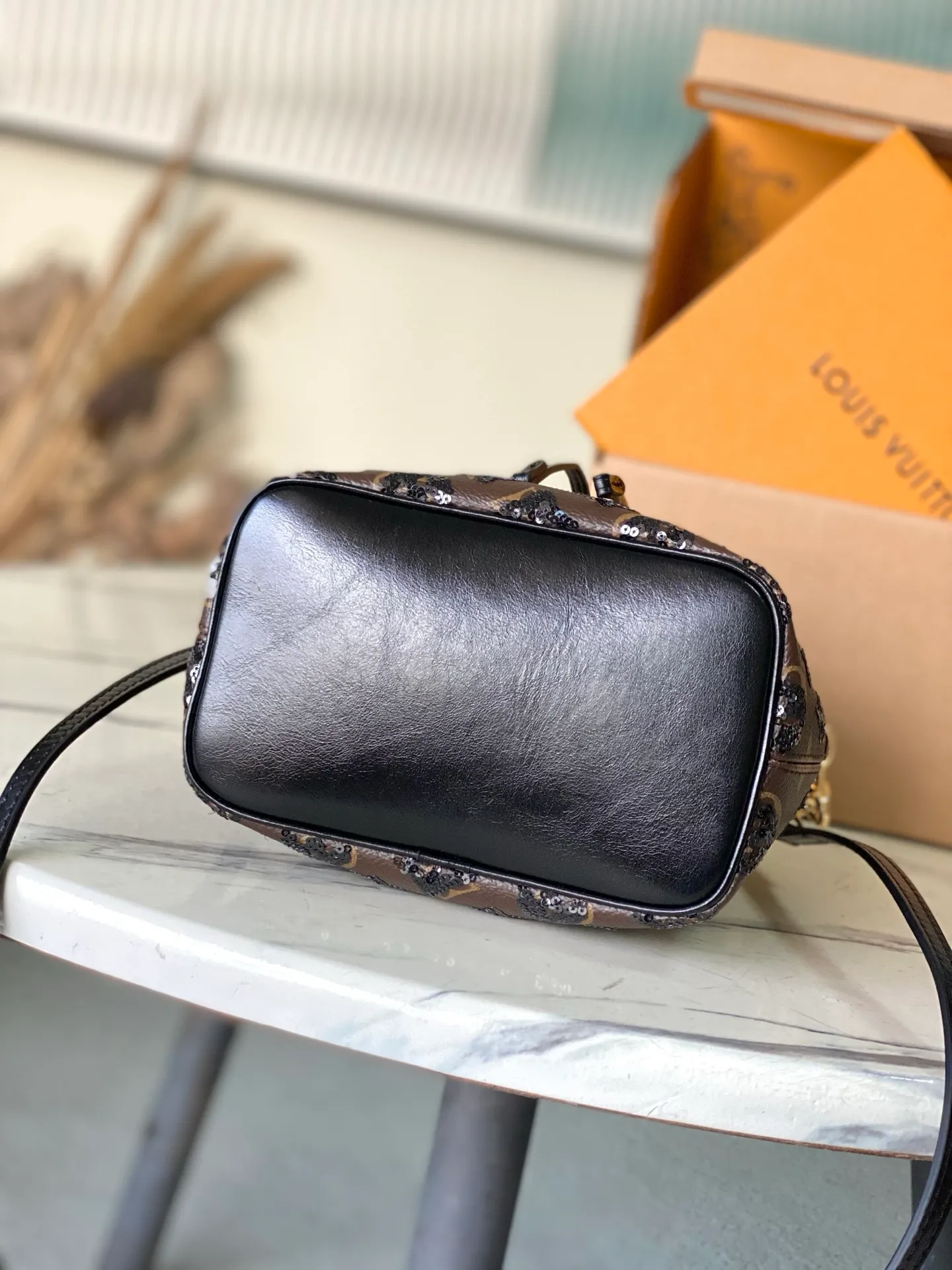 💰1180 Top original order M26284 This NoeBB handbag is from the LVSki series. The canvas body is decorated with bright Monogram pattern sequins. The glossy appearance is suitable for attending night occasions in the countryside and the city. The dazzling thick chain reinterprets the original 1932 configuration, and is just the right size to store your favorite lipstick and other personal items. Dimensions: 22 × 17.5 × 13 cm