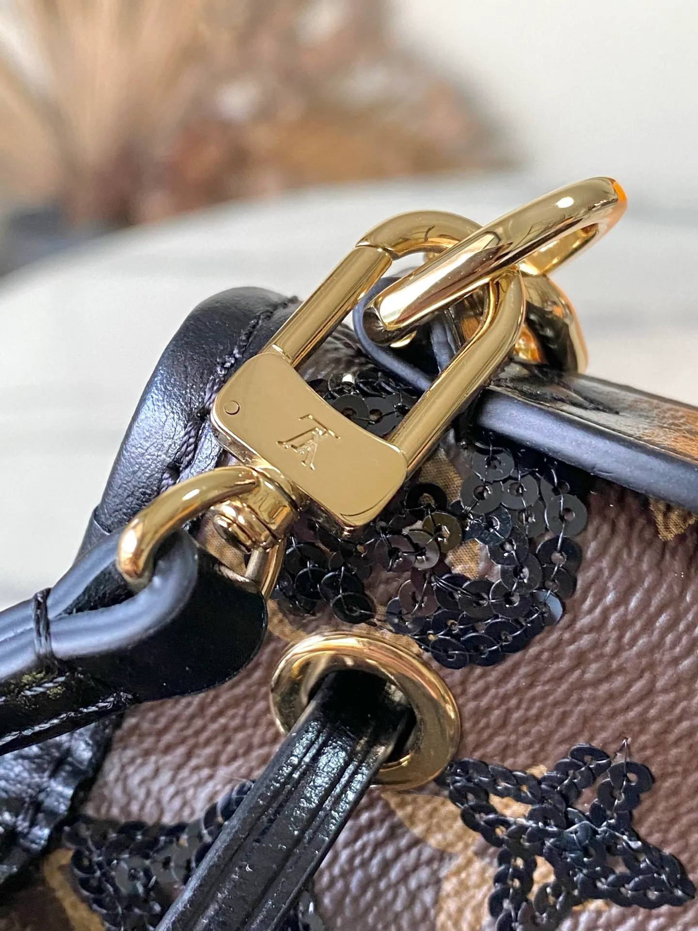 💰1180 Top original order M26284 This NoeBB handbag is from the LVSki series. The canvas body is decorated with bright Monogram pattern sequins. The glossy appearance is suitable for attending night occasions in the countryside and the city. The dazzling thick chain reinterprets the original 1932 configuration, and is just the right size to store your favorite lipstick and other personal items. Dimensions: 22 × 17.5 × 13 cm