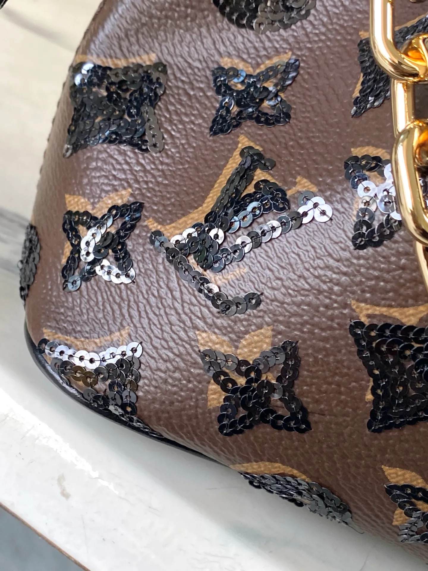 💰1180 Top original order M26284 This NoeBB handbag is from the LVSki series. The canvas body is decorated with bright Monogram pattern sequins. The glossy appearance is suitable for attending night occasions in the countryside and the city. The dazzling thick chain reinterprets the original 1932 configuration, and is just the right size to store your favorite lipstick and other personal items. Dimensions: 22 × 17.5 × 13 cm