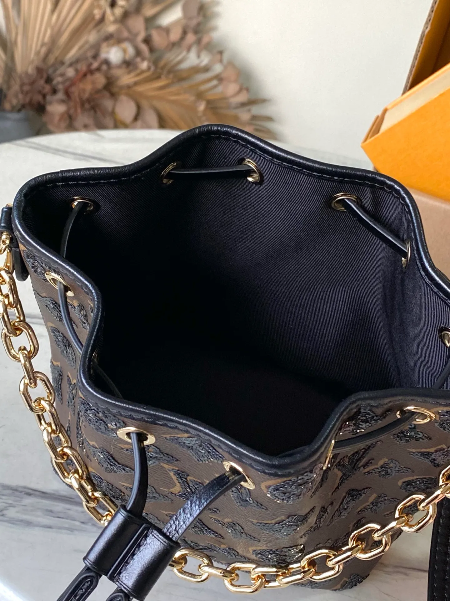 💰1180 Top original order M26284 This NoeBB handbag is from the LVSki series. The canvas body is decorated with bright Monogram pattern sequins. The glossy appearance is suitable for attending night occasions in the countryside and the city. The dazzling thick chain reinterprets the original 1932 configuration, and is just the right size to store your favorite lipstick and other personal items. Dimensions: 22 × 17.5 × 13 cm