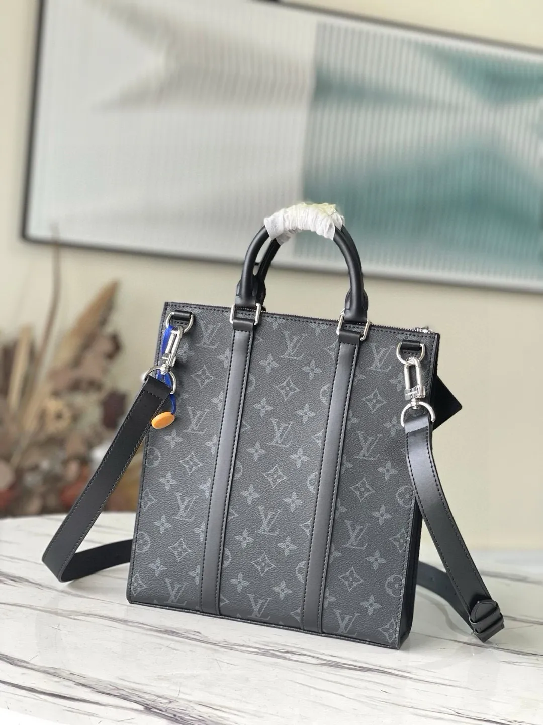 💰1000 Top Original Order M46098 This handbag draws inspiration from the archive Sac Plat handbag, with an elegant structure made of Monogram Eclipse Reserve canvas. Reinforced leather straps and nameplate remain traditional details, and a wide zippered mouth is featured. Detachable shoulder strap provides multiple carrying options. Dimensions: 26 x 28.5 x 6 cm