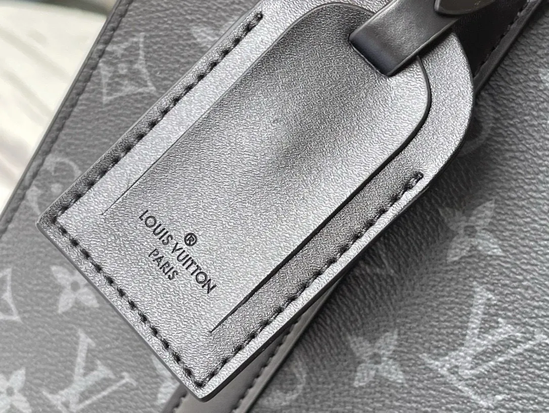 💰1000 Top Original Order M46098 This handbag draws inspiration from the archive Sac Plat handbag, with an elegant structure made of Monogram Eclipse Reserve canvas. Reinforced leather straps and nameplate remain traditional details, and a wide zippered mouth is featured. Detachable shoulder strap provides multiple carrying options. Dimensions: 26 x 28.5 x 6 cm
