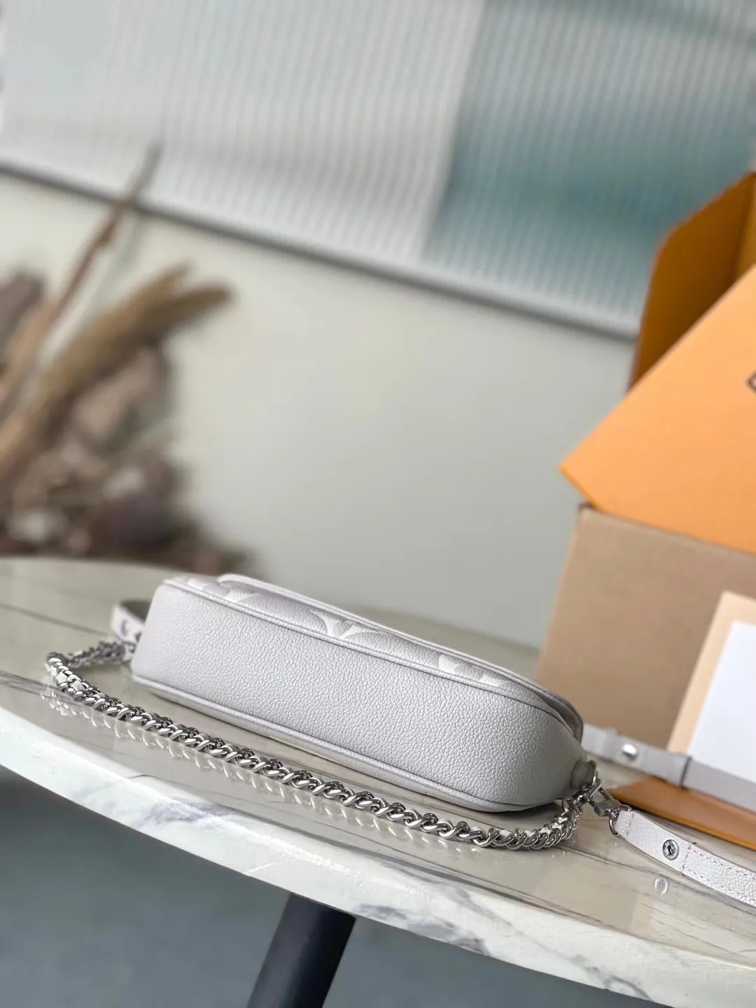 💰980 (top layer leather) Top quality original item M14225 This Wallet On Chain Ivy handbag is made of the brand’s classic Monogram Empreinte leather and returns for the new season in a modern and elegant two-tone style. Yingze metal parts and detachable chains complement each other. Equipped with a card compartment and zippered inner pocket, it is a perfect choice for daily travel. Dimensions: 23.5 × 12 × 4.3 cm