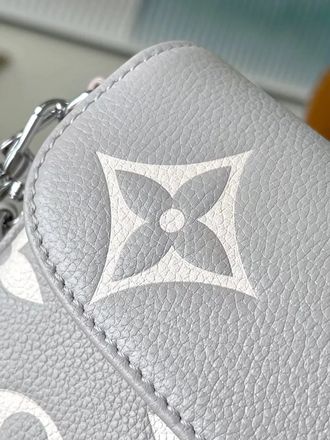 💰980 (top layer leather) Top quality original item M14225 This Wallet On Chain Ivy handbag is made of the brand’s classic Monogram Empreinte leather and returns for the new season in a modern and elegant two-tone style. Yingze metal parts and detachable chains complement each other. Equipped with a card compartment and zippered inner pocket, it is a perfect choice for daily travel. Dimensions: 23.5 × 12 × 4.3 cm