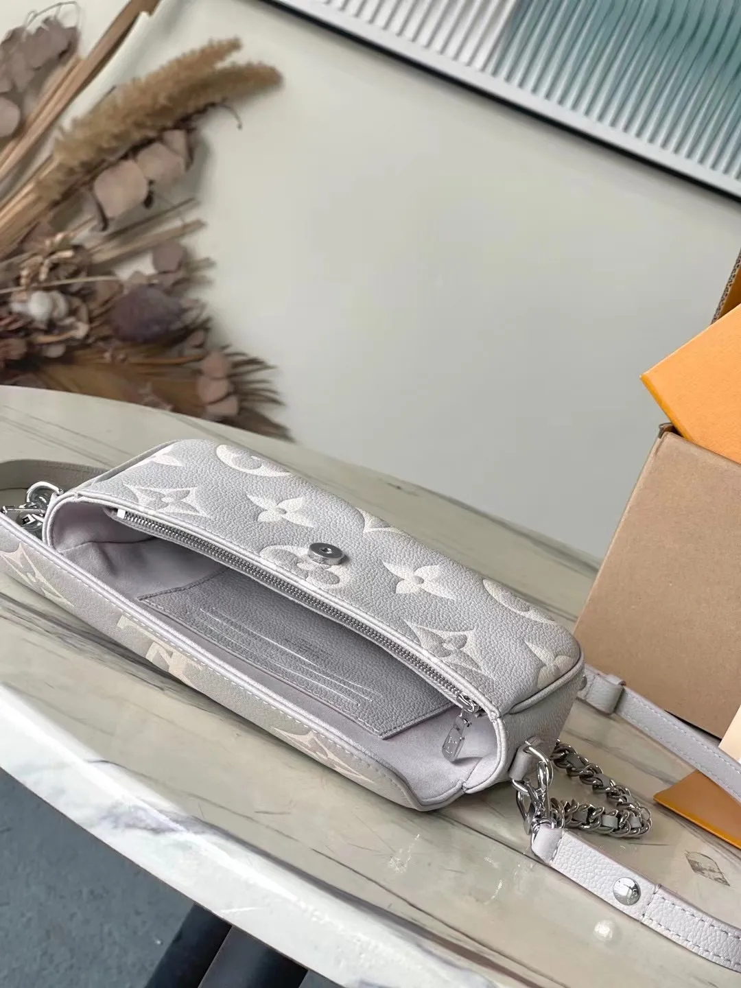 💰980 (top layer leather) Top quality original item M14225 This Wallet On Chain Ivy handbag is made of the brand’s classic Monogram Empreinte leather and returns for the new season in a modern and elegant two-tone style. Yingze metal parts and detachable chains complement each other. Equipped with a card compartment and zippered inner pocket, it is a perfect choice for daily travel. Dimensions: 23.5 × 12 × 4.3 cm