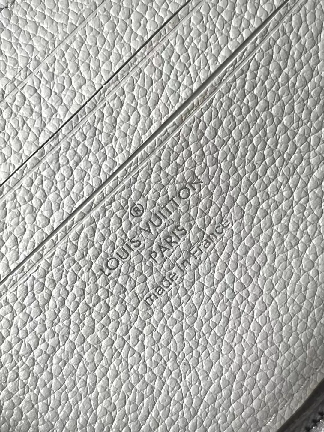💰980 (top layer leather) Top quality original item M14225 This Wallet On Chain Ivy handbag is made of the brand’s classic Monogram Empreinte leather and returns for the new season in a modern and elegant two-tone style. Yingze metal parts and detachable chains complement each other. Equipped with a card compartment and zippered inner pocket, it is a perfect choice for daily travel. Dimensions: 23.5 × 12 × 4.3 cm