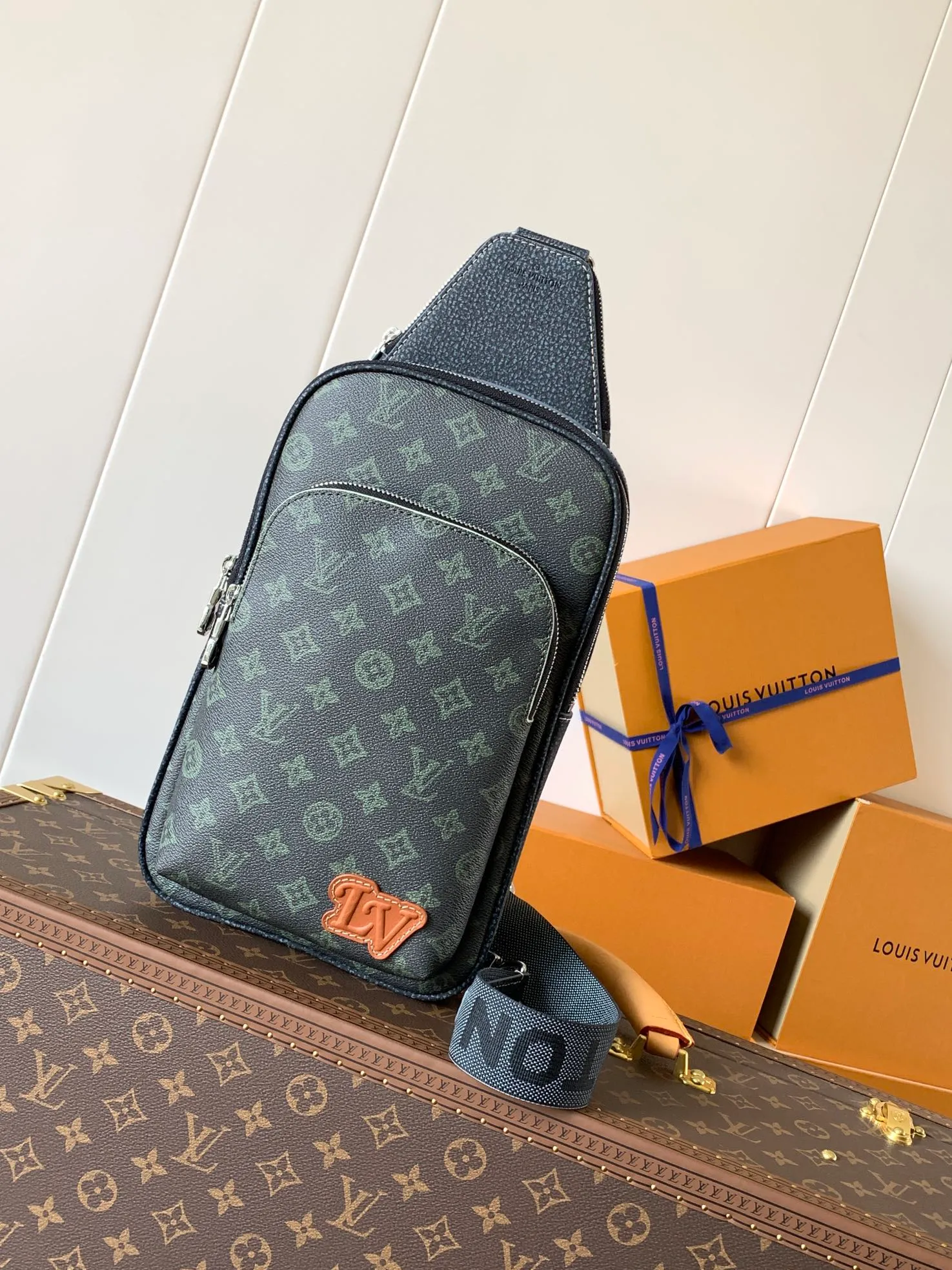 💰900 Top original order M46344 silk screen green flower Top original order Transcoding chip AVENUE shoulder bag The Avenue shoulder bag made of Damier Graphite canvas is the perfect companion for urban life: small and fashionable, showing a casual and uninhibited attitude. "Smart" shoulder strap design, suitable for carrying on the left or right shoulder. Styling design to improve carrying comfort; double zipper opening and closing design to ensure safe placement of valuables Dimensions 20 x 31 x 10cm