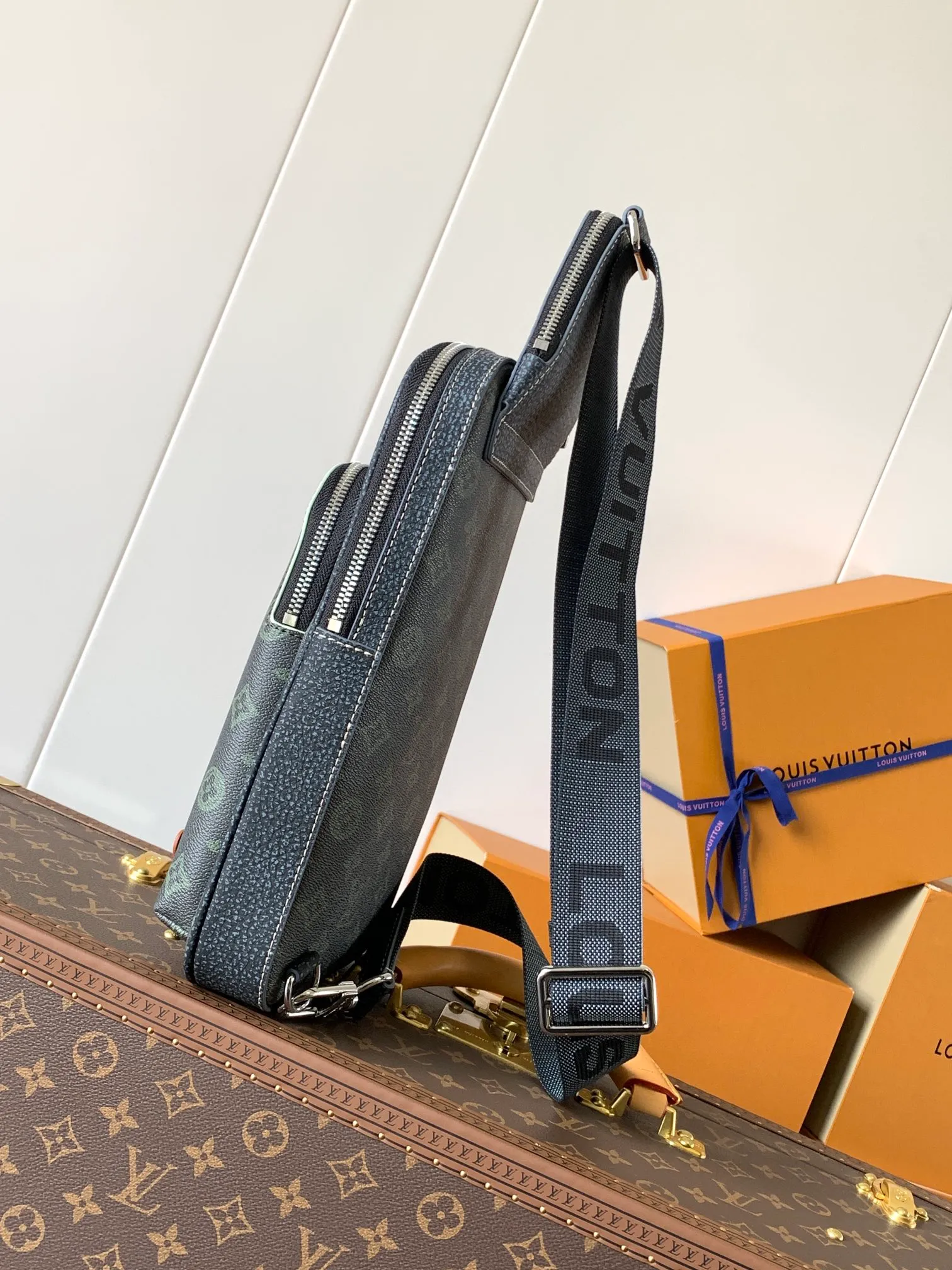 💰900 Top original order M46344 silk screen green flower Top original order Transcoding chip AVENUE shoulder bag The Avenue shoulder bag made of Damier Graphite canvas is the perfect companion for urban life: small and fashionable, showing a casual and uninhibited attitude. "Smart" shoulder strap design, suitable for carrying on the left or right shoulder. Styling design to improve carrying comfort; double zipper opening and closing design to ensure safe placement of valuables Dimensions 20 x 31 x 10cm