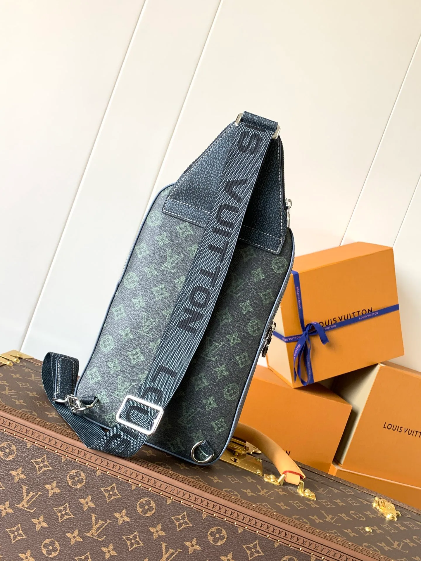 💰900 Top original order M46344 silk screen green flower Top original order Transcoding chip AVENUE shoulder bag The Avenue shoulder bag made of Damier Graphite canvas is the perfect companion for urban life: small and fashionable, showing a casual and uninhibited attitude. "Smart" shoulder strap design, suitable for carrying on the left or right shoulder. Styling design to improve carrying comfort; double zipper opening and closing design to ensure safe placement of valuables Dimensions 20 x 31 x 10cm