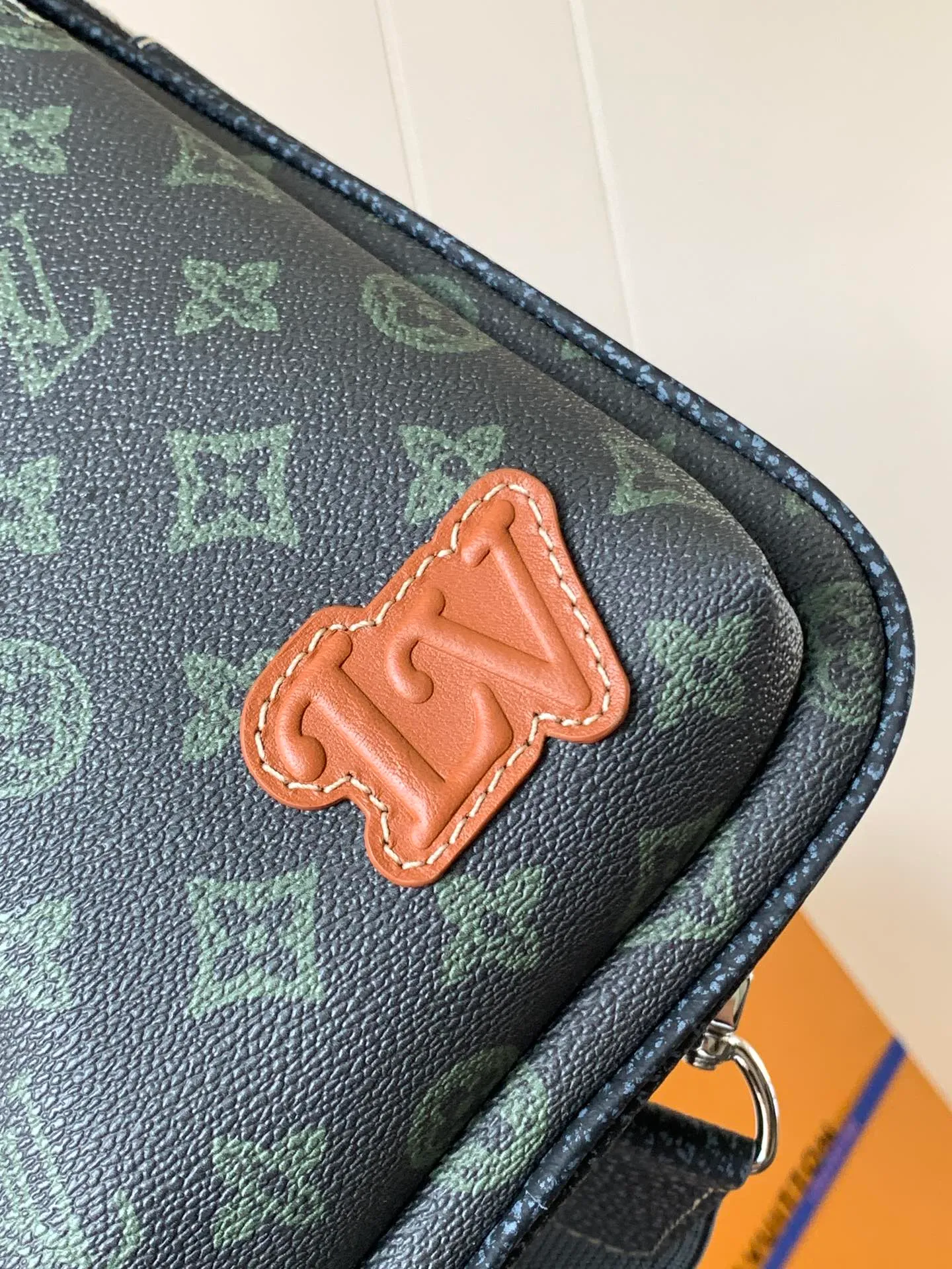 💰900 Top original order M46344 silk screen green flower Top original order Transcoding chip AVENUE shoulder bag The Avenue shoulder bag made of Damier Graphite canvas is the perfect companion for urban life: small and fashionable, showing a casual and uninhibited attitude. "Smart" shoulder strap design, suitable for carrying on the left or right shoulder. Styling design to improve carrying comfort; double zipper opening and closing design to ensure safe placement of valuables Dimensions 20 x 31 x 10cm