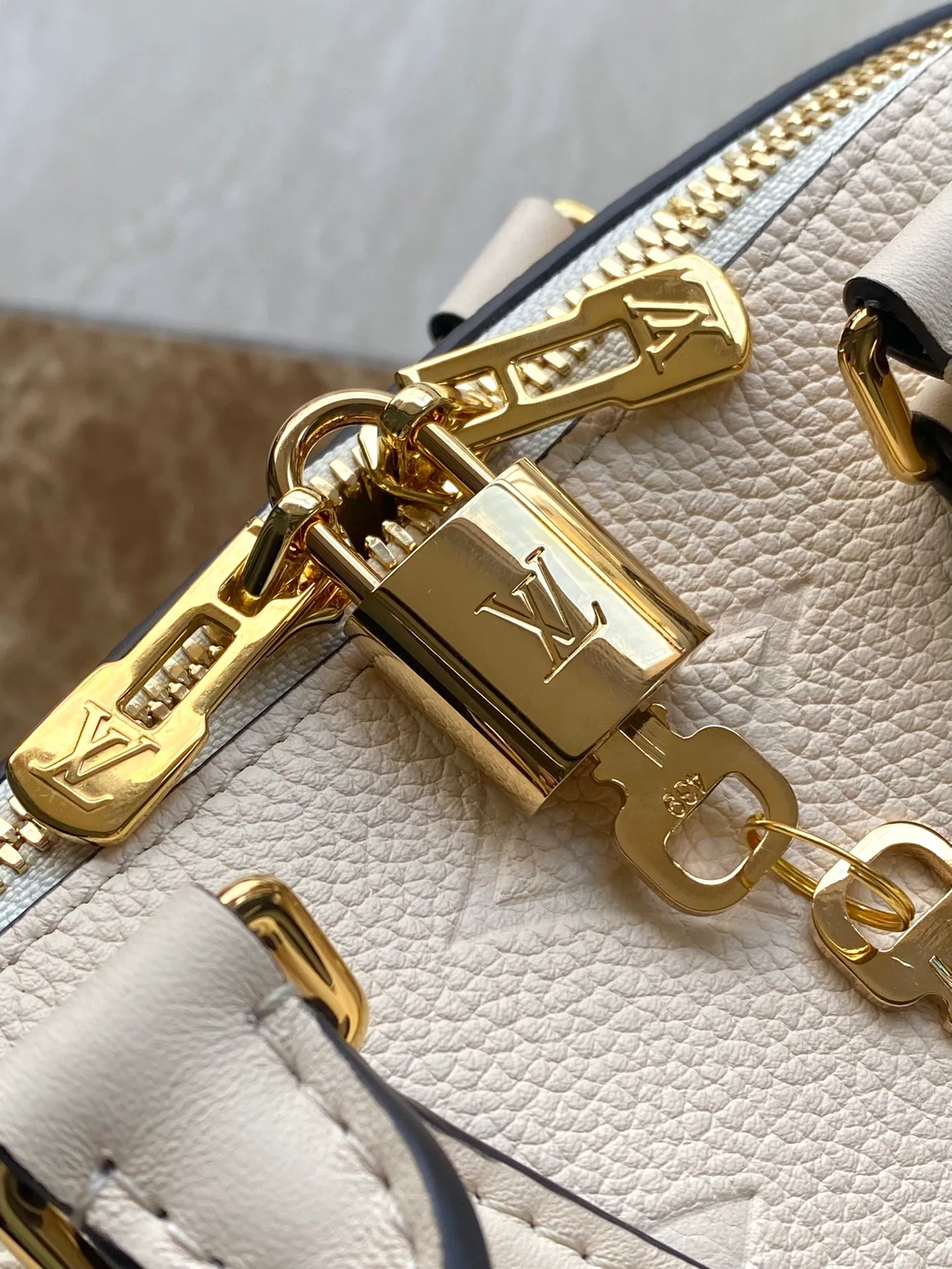 💰1160 (top layer leather) top original order M58954, support counter inspection, duty-free goods photos taken are consistent with the product, unopened packaging. This product is an exclusive duty-free product in the market and is the highest-end product. Inspection is supported. This product has passed strict inspection and is flawless. Please wear gloves when touching the product. This product is not returnable or exchangeable. Please confirm the product first and then remove the label on the handle. This product is temporarily not open to the public, only regular customers, and is in short supply. Dimensions: 20.5 x 13.5 x 12 cm