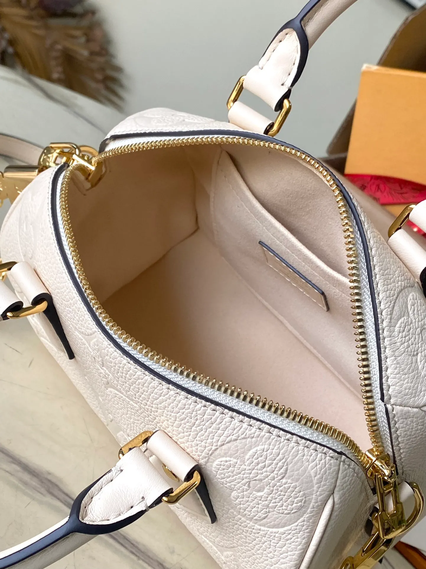 💰1160 (top layer leather) top original order M58954, support counter inspection, duty-free goods photos taken are consistent with the product, unopened packaging. This product is an exclusive duty-free product in the market and is the highest-end product. Inspection is supported. This product has passed strict inspection and is flawless. Please wear gloves when touching the product. This product is not returnable or exchangeable. Please confirm the product first and then remove the label on the handle. This product is temporarily not open to the public, only regular customers, and is in short supply. Dimensions: 20.5 x 13.5 x 12 cm