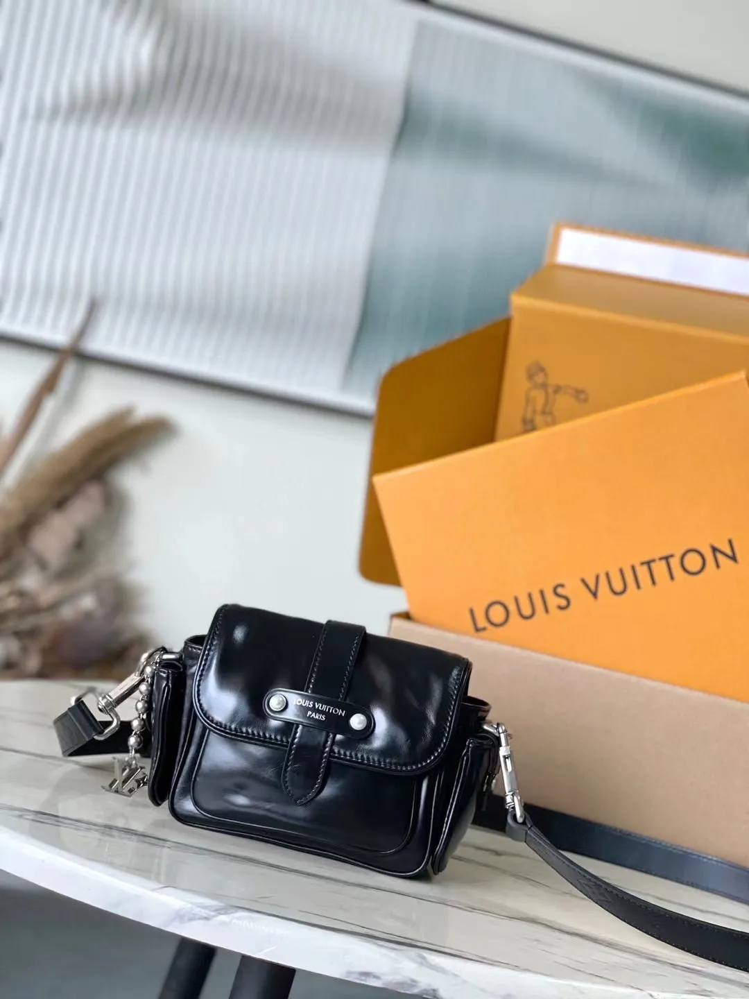 💰1460 (top layer leather) top original order M13989 This Cargo mini handbag is made of soft cow leather to show the relaxed charm, and then the surface is alive with the elegant luster of nylon. The LV letters on the side are decorated heavily under the bead chain. Dimensions: 23 × 14 × 10 cm