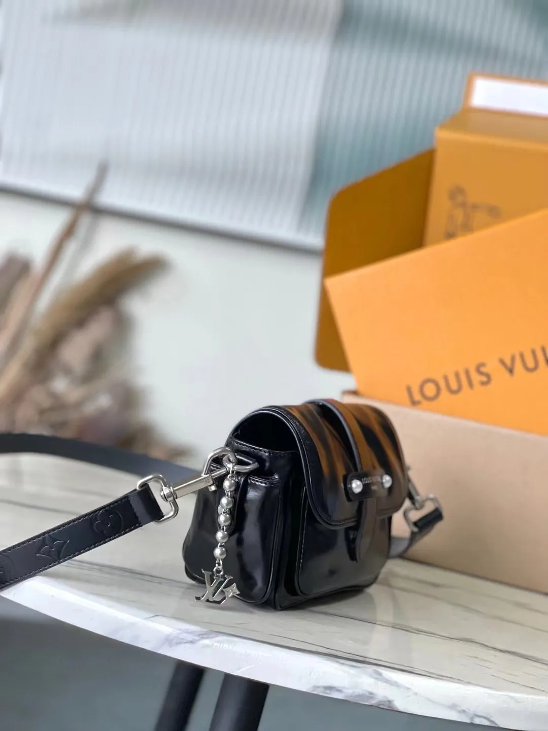 💰1460 (top layer leather) top original order M13989 This Cargo mini handbag is made of soft cow leather to show the relaxed charm, and then the surface is alive with the elegant luster of nylon. The LV letters on the side are decorated heavily under the bead chain. Dimensions: 23 × 14 × 10 cm