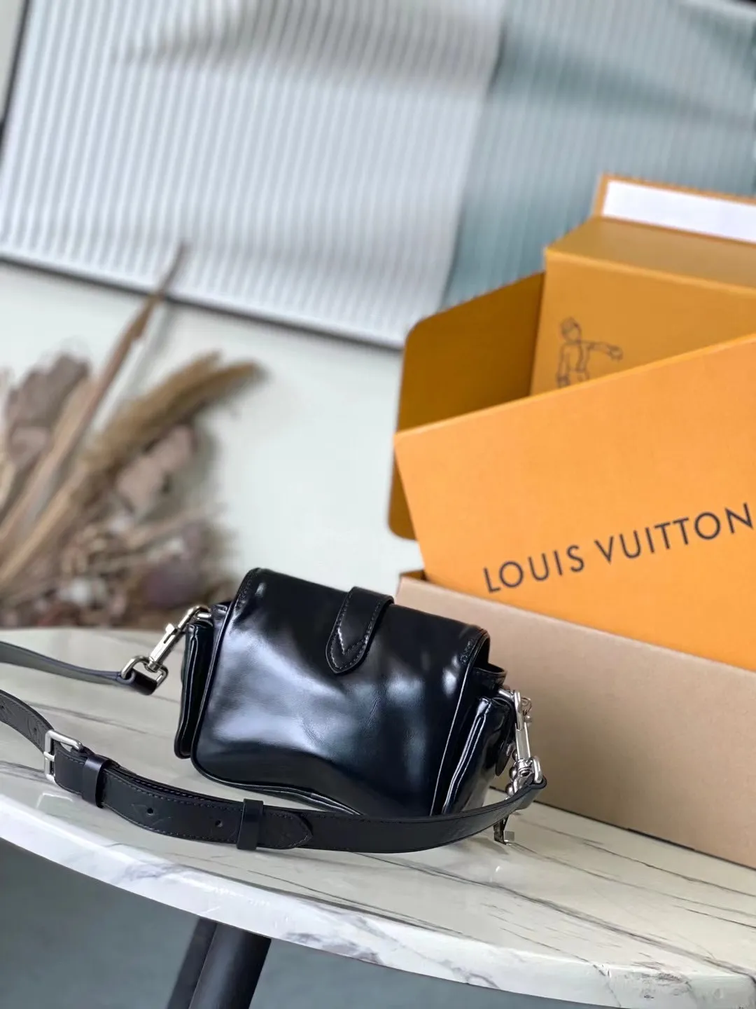 💰1460 (top layer leather) top original order M13989 This Cargo mini handbag is made of soft cow leather to show the relaxed charm, and then the surface is alive with the elegant luster of nylon. The LV letters on the side are decorated heavily under the bead chain. Dimensions: 23 × 14 × 10 cm