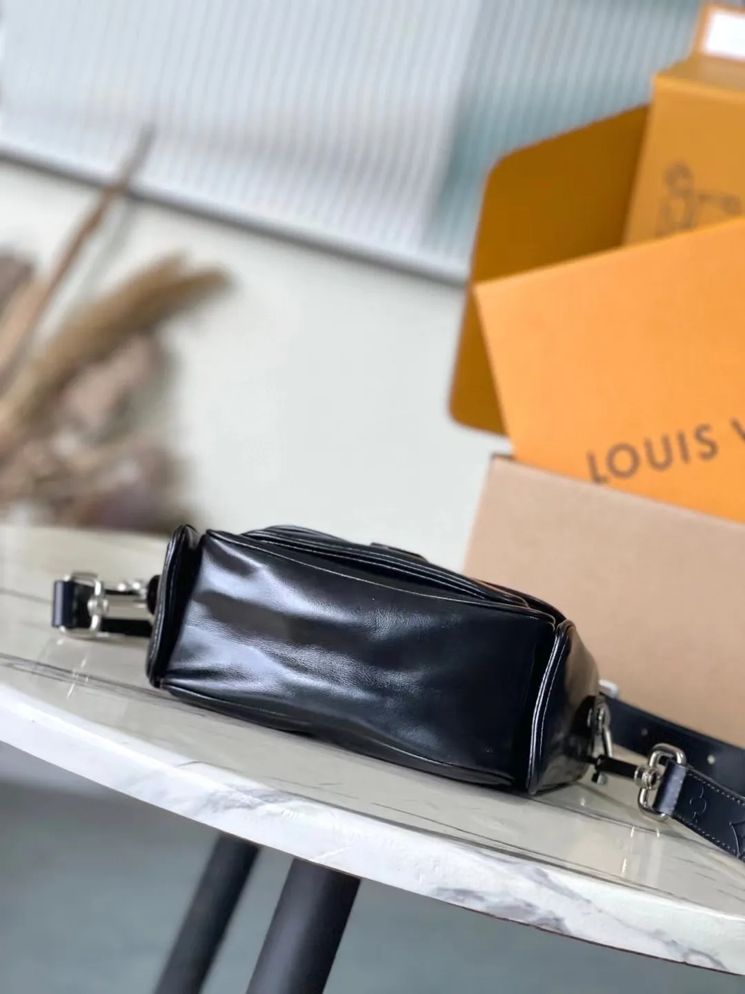 💰1460 (top layer leather) top original order M13989 This Cargo mini handbag is made of soft cow leather to show the relaxed charm, and then the surface is alive with the elegant luster of nylon. The LV letters on the side are decorated heavily under the bead chain. Dimensions: 23 × 14 × 10 cm