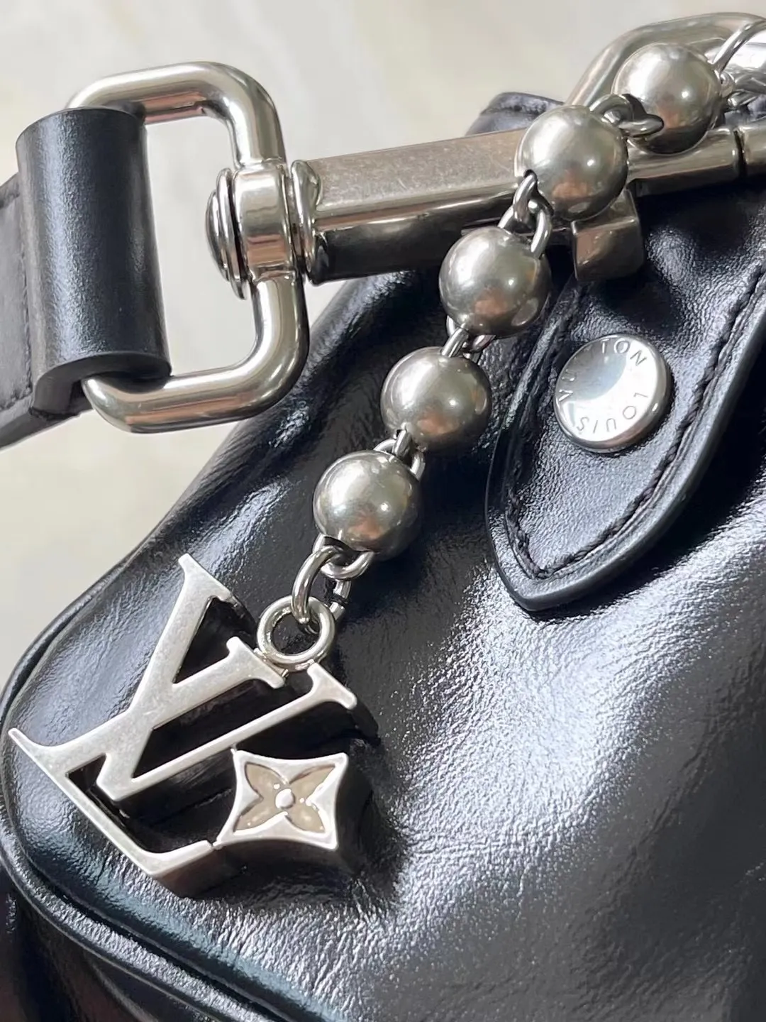 💰1460 (top layer leather) top original order M13989 This Cargo mini handbag is made of soft cow leather to show the relaxed charm, and then the surface is alive with the elegant luster of nylon. The LV letters on the side are decorated heavily under the bead chain. Dimensions: 23 × 14 × 10 cm