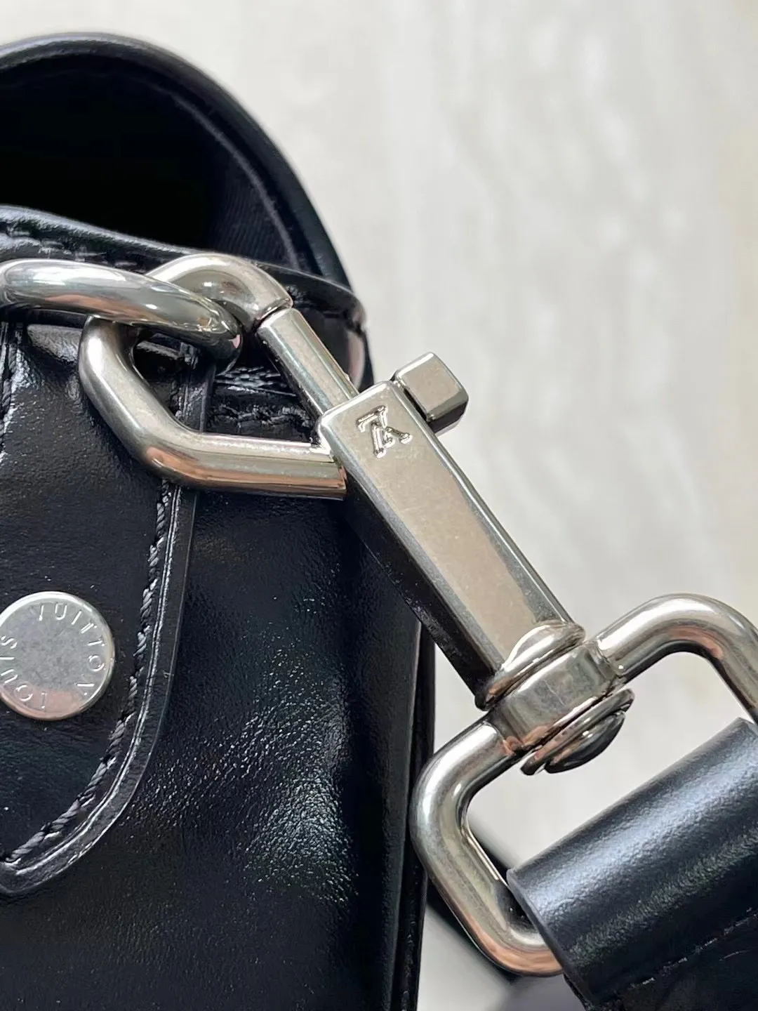 💰1460 (top layer leather) top original order M13989 This Cargo mini handbag is made of soft cow leather to show the relaxed charm, and then the surface is alive with the elegant luster of nylon. The LV letters on the side are decorated heavily under the bead chain. Dimensions: 23 × 14 × 10 cm