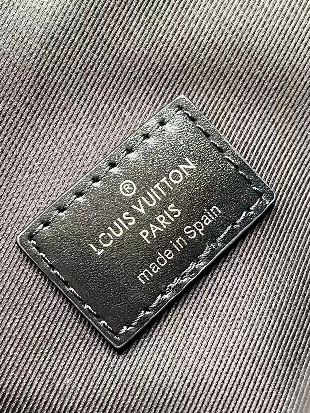 💰1460 (top layer leather) top original order M13989 This Cargo mini handbag is made of soft cow leather to show the relaxed charm, and then the surface is alive with the elegant luster of nylon. The LV letters on the side are decorated heavily under the bead chain. Dimensions: 23 × 14 × 10 cm
