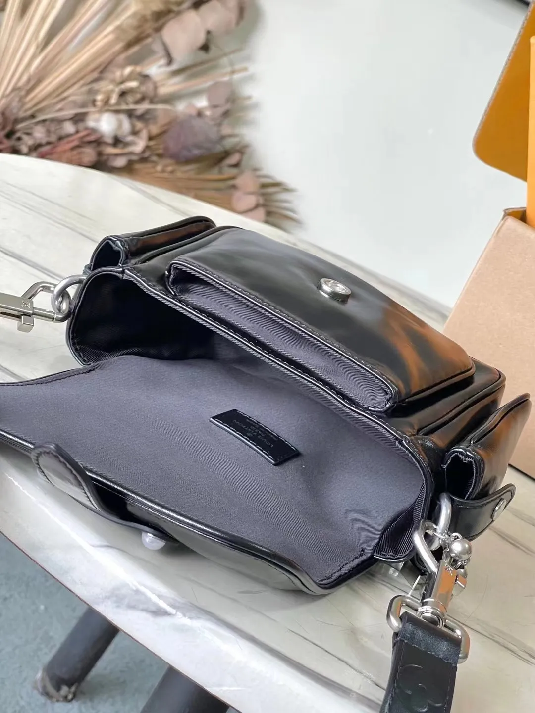 💰1460 (top layer leather) top original order M13989 This Cargo mini handbag is made of soft cow leather to show the relaxed charm, and then the surface is alive with the elegant luster of nylon. The LV letters on the side are decorated heavily under the bead chain. Dimensions: 23 × 14 × 10 cm