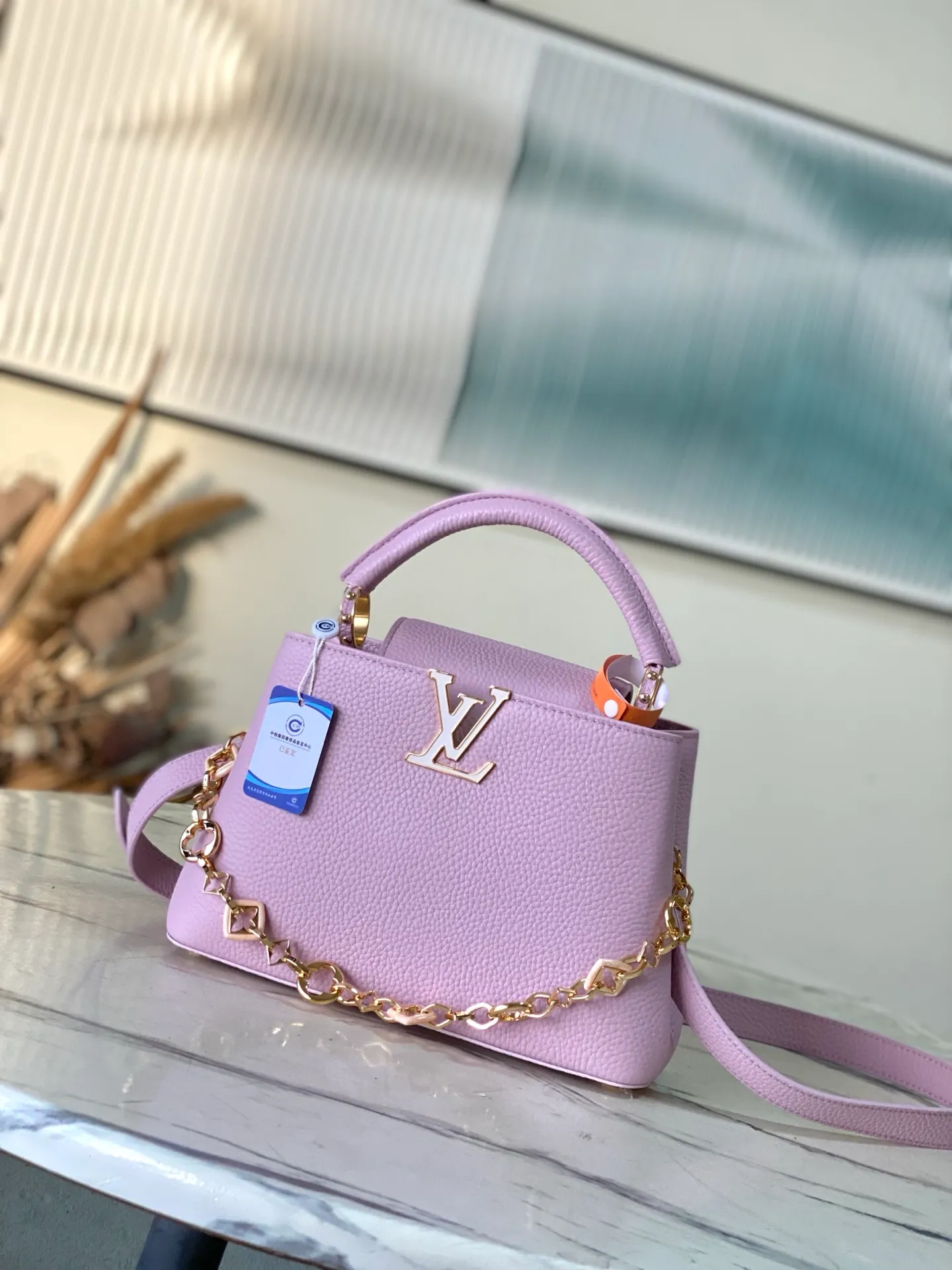 💰2320 "Special Original Leather" M14972 Small This Capucines small handbag is from the Harmony series, using a decorative chain to explore the inspiration of the Monogram flower. Taurillon cow leather creates an elegant structure, colorful resin outlines the V letter, and the flip cover provides two styles: external or internal. The neat interior is equipped with multiple pockets, and the detachable and adjustable shoulder strap makes it easy to wear cross-body. Dimensions: 27 × 18 × 9cm