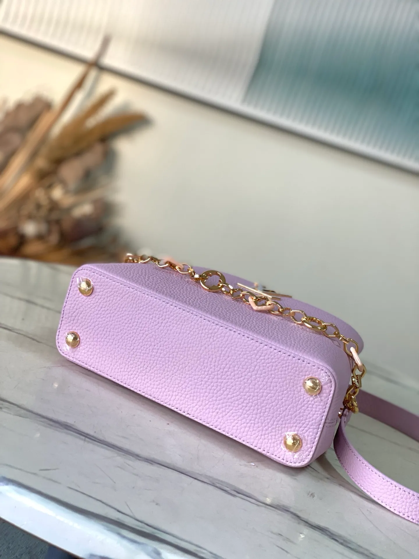 💰2320 "Special Original Leather" M14972 Small This Capucines small handbag is from the Harmony series, using a decorative chain to explore the inspiration of the Monogram flower. Taurillon cow leather creates an elegant structure, colorful resin outlines the V letter, and the flip cover provides two styles: external or internal. The neat interior is equipped with multiple pockets, and the detachable and adjustable shoulder strap makes it easy to wear cross-body. Dimensions: 27 × 18 × 9cm