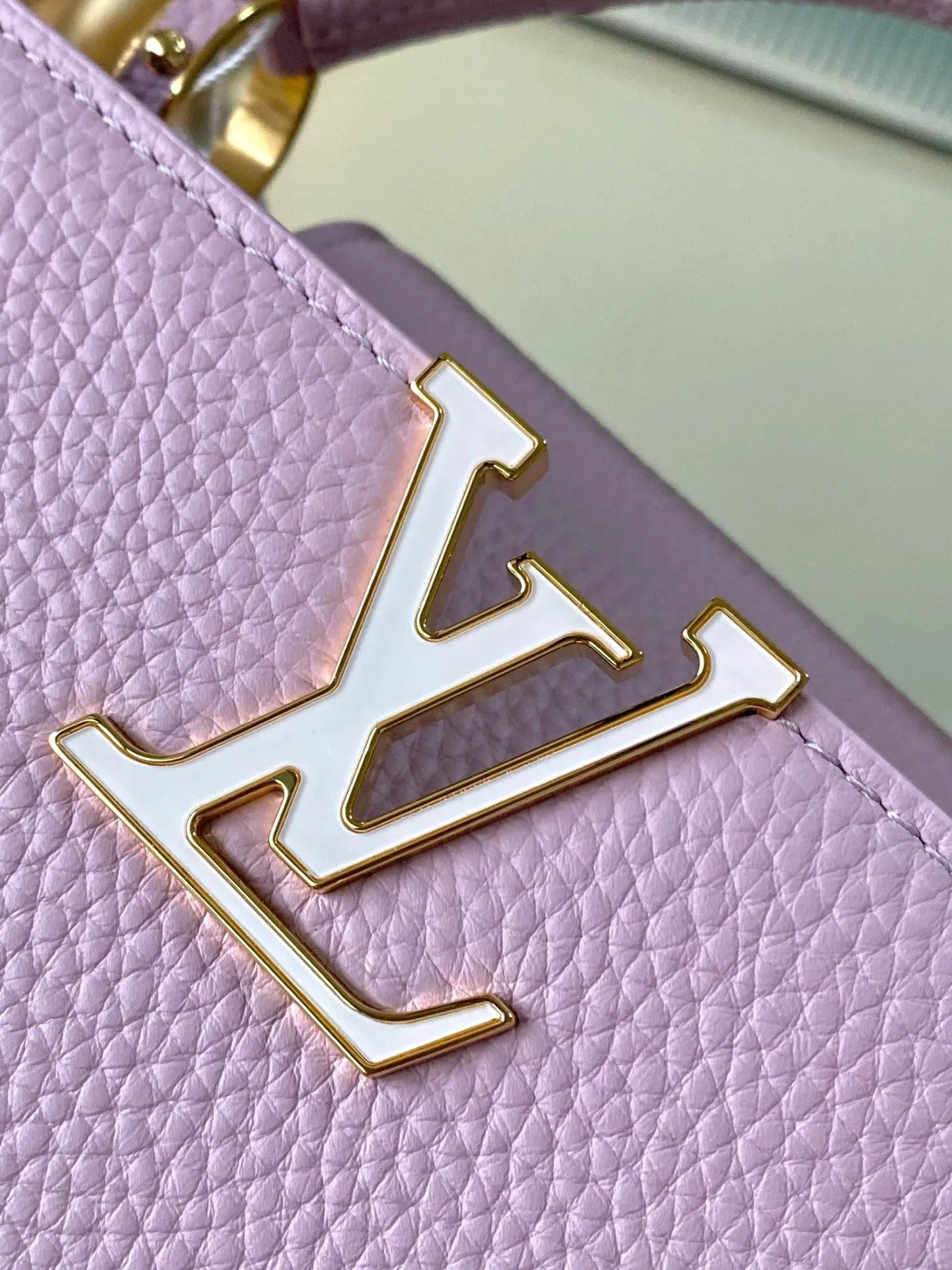 💰2320 "Special Original Leather" M14972 Small This Capucines small handbag is from the Harmony series, using a decorative chain to explore the inspiration of the Monogram flower. Taurillon cow leather creates an elegant structure, colorful resin outlines the V letter, and the flip cover provides two styles: external or internal. The neat interior is equipped with multiple pockets, and the detachable and adjustable shoulder strap makes it easy to wear cross-body. Dimensions: 27 × 18 × 9cm