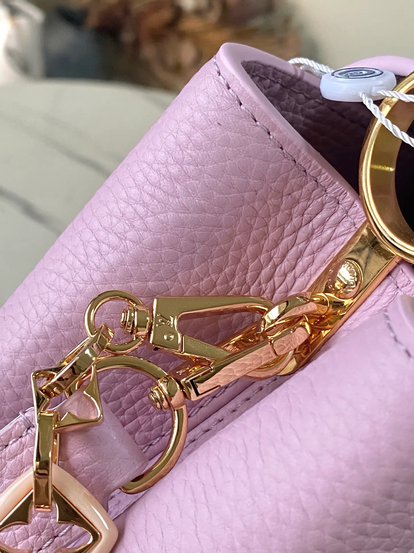 💰2320 "Special Original Leather" M14972 Small This Capucines small handbag is from the Harmony series, using a decorative chain to explore the inspiration of the Monogram flower. Taurillon cow leather creates an elegant structure, colorful resin outlines the V letter, and the flip cover provides two styles: external or internal. The neat interior is equipped with multiple pockets, and the detachable and adjustable shoulder strap makes it easy to wear cross-body. Dimensions: 27 × 18 × 9cm
