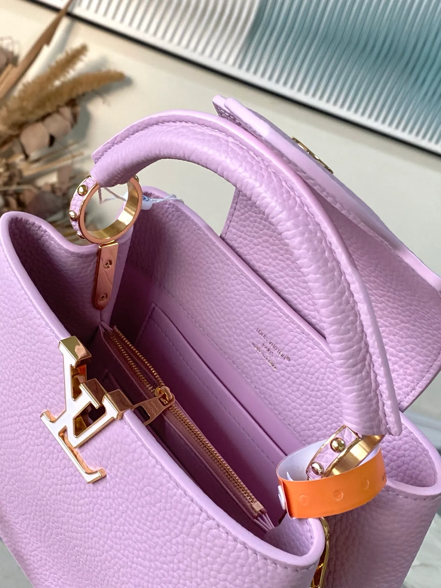 💰2320 "Special Original Leather" M14972 Small This Capucines small handbag is from the Harmony series, using a decorative chain to explore the inspiration of the Monogram flower. Taurillon cow leather creates an elegant structure, colorful resin outlines the V letter, and the flip cover provides two styles: external or internal. The neat interior is equipped with multiple pockets, and the detachable and adjustable shoulder strap makes it easy to wear cross-body. Dimensions: 27 × 18 × 9cm