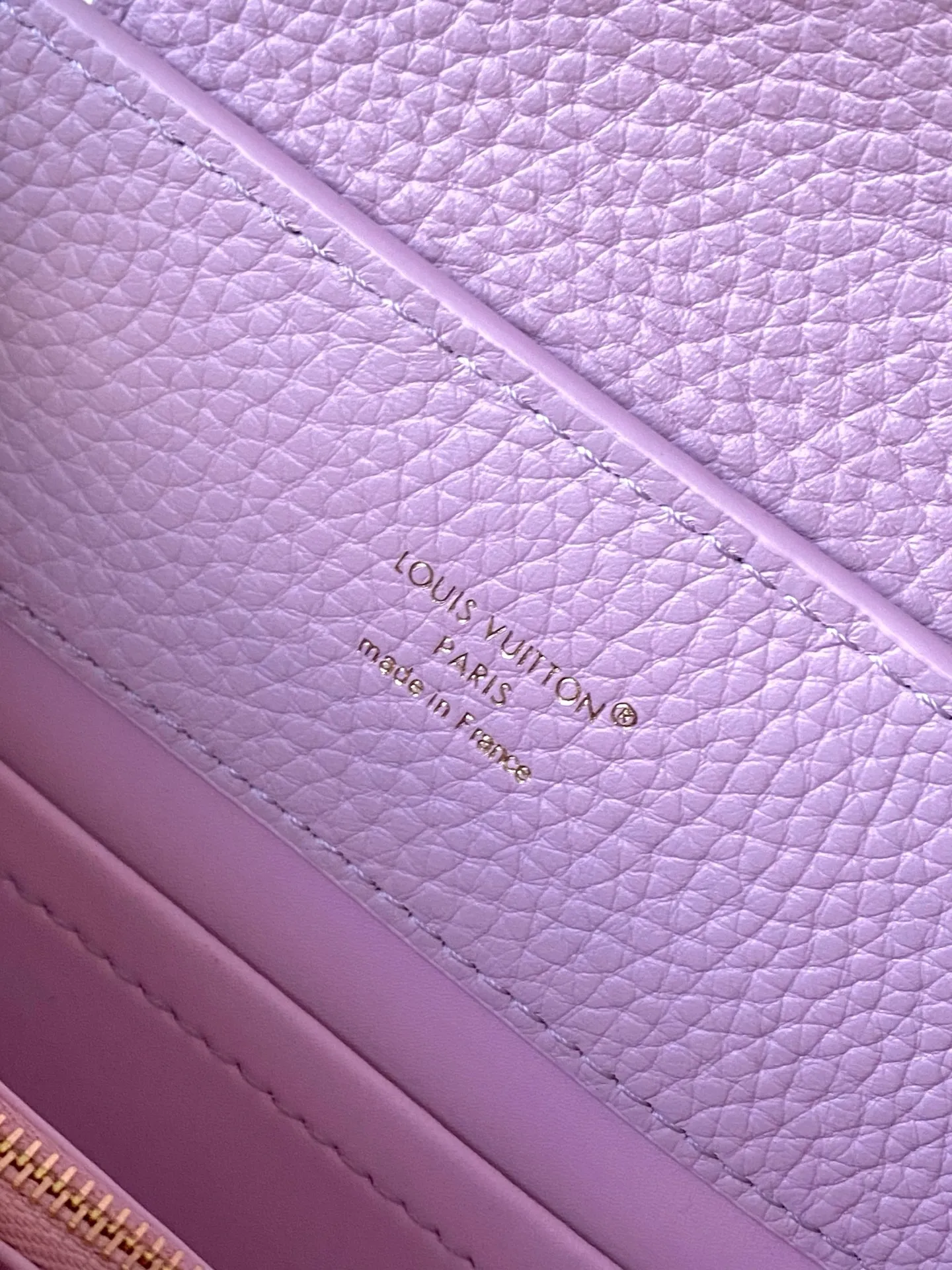 💰2320 "Special Original Leather" M14972 Small This Capucines small handbag is from the Harmony series, using a decorative chain to explore the inspiration of the Monogram flower. Taurillon cow leather creates an elegant structure, colorful resin outlines the V letter, and the flip cover provides two styles: external or internal. The neat interior is equipped with multiple pockets, and the detachable and adjustable shoulder strap makes it easy to wear cross-body. Dimensions: 27 × 18 × 9cm
