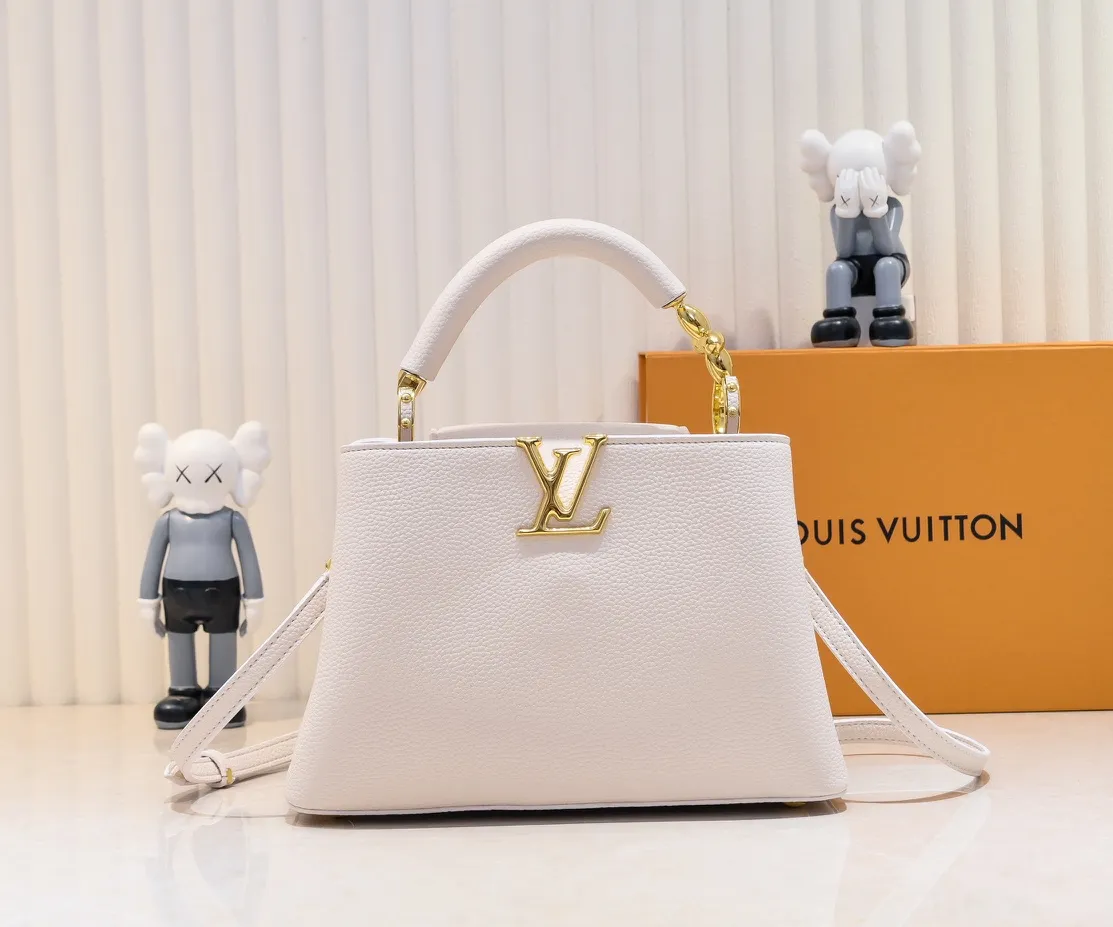 The upgraded version of the P460 M24698 Capucines BB handbag is made of Taurillon cow leather decorated with shiny metal parts, and the LV letters are written in 3D strokes. Metal Monogram flowers bloom quietly on the rolled leather handle, subtly proving the brand's exquisite craftsmanship. The detachable and adjustable leather shoulder strap allows for comfortable shoulder carrying. Detailed features 26.5 x17.5 x9 cm