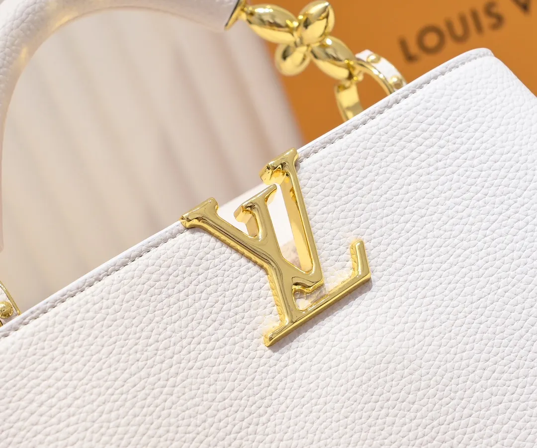 The upgraded version of the P460 M24698 Capucines BB handbag is made of Taurillon cow leather decorated with shiny metal parts, and the LV letters are written in 3D strokes. Metal Monogram flowers bloom quietly on the rolled leather handle, subtly proving the brand's exquisite craftsmanship. The detachable and adjustable leather shoulder strap allows for comfortable shoulder carrying. Detailed features 26.5 x17.5 x9 cm